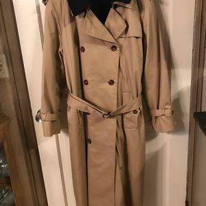 Ladies long classic khaki belted trench coat, removable winter liner. Preowned